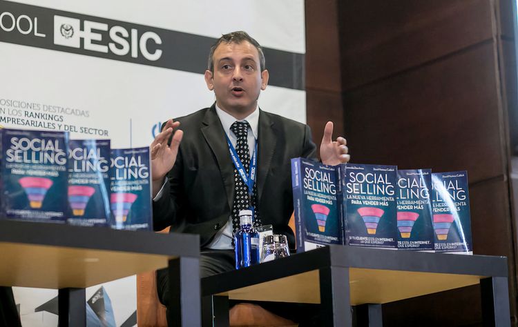 David M Calduch escritor de libros de social selling, LinkedIn y liderazgo positivo.